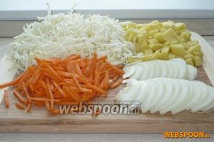 Очистить и нарезать: капусту и морковь соломкой, лук полукольцами, а картофель кубиками. Капусту посолить и помять руками, до выделения сока.