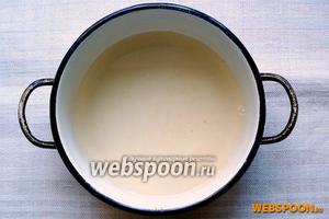 Для начала приготовим медовый сироп: в кастрюльку налейте стакан воды, поставьте на огонь. Добавьте ложку мёда и лимонный сок — хорошо прогрейте на среднем огне до полного растворения мёда (не кипятить!). Остудите сироп. Если любите более отчётливый вкус мёда, добавьте ещё 1 столовую ложку.