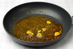 Немного разогрейте сковороду и добавьте оливковое масло. Через 1 минуту добавьте специи и чеснок. Обжаривать 2 минуты.