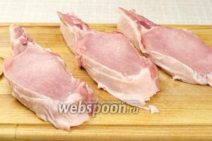 Мясо хорошо помыть, обсушить и нарезать на куски толщиной приблизительно 1,5 см, и так чтобы у каждого куска была косточка ребра.