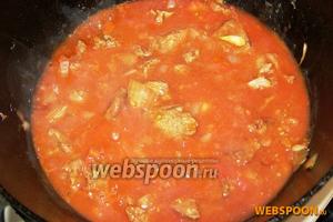 Томатный сок смешиваем с кипячёной водой и вливаем в обжаренное мясо с овощами. Добавляем соль и сахар. Тушим под крышкой на медленном огне до мягкости говядины.