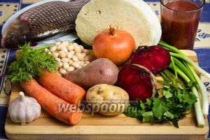 Основные продукты для приготовления блюда: карп, картофель, капуста, свёкла, томатный сок, фасоль, морковь и репчатый лук.