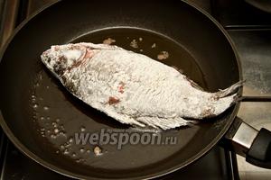 Очищенный от чешуи и выпотрошенный карп промыть, подсушить, обвалять в муке и жарить на подсолнечном масле до готовности.