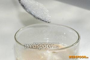 Сухие дрожжи разводим в 3/4 стакана тёплой воды вместе с 1 столовой ложкой сахара и 1 столовой ложкой муки. Даём настояться 5 минут, чтобы у нас получилась так называемая «опара».