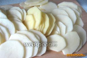 Картофель очистить и порезать тонкими кружками, которые бросить в кипяток и проварить 3 минуты.
