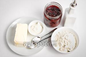 Основные ингредиенты: мука, маргарин, варенье на ваш вкус, сметана, сода, сахарная пудра, уксус.