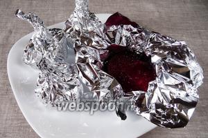Духовку разогреть до 200 °С. Завернуть каждую часть свёклы в фольгу и поставить в духовку запекаться на 40 минут.