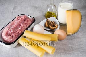 Чтобы приготовить каннеллони нужно взять нежирный свиной фарш и смешать с куриным, лук репчатый, яйцо, сушёные белые грибы, сыр Пармезан, масло, соль, перец. Для сырного соуса приготовить молоко, масло, муку, сыр, соль, перец, молотый мускатный орех.