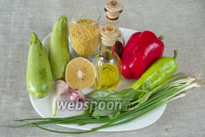 Чтобы приготовить булгур с овощами необходимо взять крупу булгур, чеснок, соль, карри нежный, оливковое масло, воду, болгарские перцы красный и зелёный, молодые кабачки, сок половины лимона, зелень кинзы или зелёного базилика.