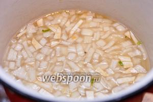 Все нарезанные коренья выкладываем в кастрюлю, в которой будет вариться суп, добавляем горчицу и перемешиваем. Добавляем в смесь 0,5 стакана бульона и ставим на сильный огонь. Когда бульон закипит, огонь сбавляем до среднего и варим в течение 5-8 минут.