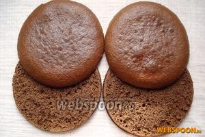 Разрезать 2 коржа пополам. Для этого берём корж и кончиком ножа делаем надрез сбоку по кругу. Берём плотную нить, вставляем её в прорезь, натягиваем руками, и, движением «на себя», разрезаем корж напополам.