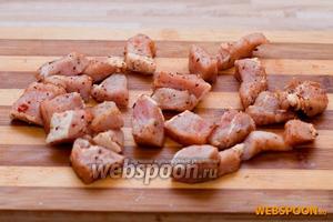 Мясо нарезаем на кусочки, добавляем любимые специи и соль. Я добавляла чёрный и сладкий молотый перцы.