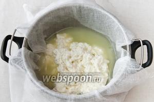 После полного разделения сыворотки и творога снять кастрюлю с огня и откинуть в марлю. Промыть его под струёй холодной воды полминуты, чтобы он стал плотнее и чтобы удалить лимонный сок, который может испортить вкус панира.