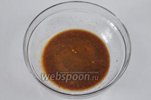 Приготовить маринад к мясу: горчицу смешать с мёдом, добавить масло, соевый соус, молотый перец , соль, мелко нарезать чеснок. Хорошо всё перемешать.