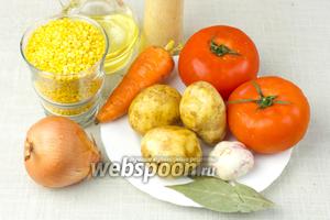 Для вкусного супа из чечевицы на кастрюлю объёмом в 3 литра возьмите: стакан чечевицы, 3 небольшие картофелины, 2 крупных помидора, среднюю морковь и луковицу, небольшую головку молодого чеснока, лавровый лист, перец.