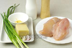 Для этого салата возьмите: куриное филе, любой твёрдый сыр, йогурт, 2 зубчика чеснока, 4 пера зелёного лука, горчицу, перец, соль.