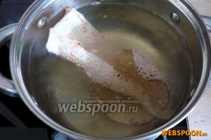 В кастрюлю с кипящей водой добавить ложку соли и запустить тушку кальмара ровно на 1 минуту! Кальмары предварительно чистить не нужно, в кипящей воде кожица сворачивается и легко отходит.