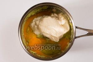 Когда горох станет мягким, слить оставшуюся воду, остудить, добавить масло и измельчить в блендере.
Добавить сметану и желтки. Еще раз перемешать в блендере.