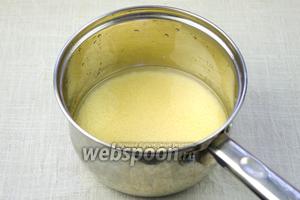 Кус-кус залить водой из расчёта 1:1. Посолить и довести до кипения. затем снять с огня и накрыть крышкой.