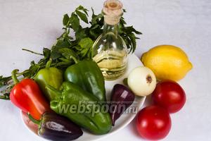 Чтобы приготовить данное блюдо, нужно взять перцы сладкие, помидоры, мяту, растительное масло, уксус яблочный (можно столовый), лимон, тимьян, чеснок сушёный, перец чили, соль.