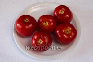 Пока перцы пекутся, приготовить соус. Сделать крестообразный надрез на коже томатов, бланшировать их в
кипящей воде в течение 15 секунд.