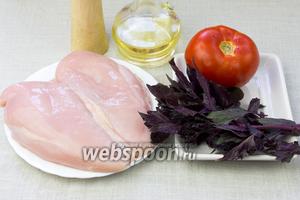 Чтобы приготовить курицу по такому рецепту возьмите: куриную грудку, крупный помидор, несколько веточек базилика, чёрный перец, соль.