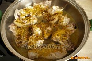 В сковороде с утолщённым дном раскалите растительное масло и запустите кусочки курицы. Накройте сковороду крышкой и тушите 5 минут на среднем огне. Затем снимите крышку, добавьте 1 столовую ложку (с горкой) приправы для плова.