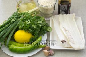 Для этого блюда понадобятся такие продукты: филе белой рыбы, длиннозернистый рис, кинза, горький зелёный перец, зелёный лук, чеснок, соевый соус, растительное масло.