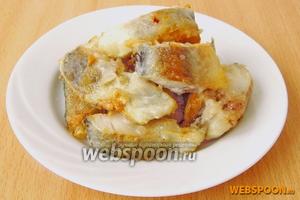 На сковороде разогреть растительное масло, выложить в него подготовленные кусочки рыбы и обжарить их с двух сторон до лёгкого румяного цвета.