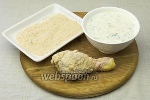Каждую куриную ножку окунуть сначала в йогуртовый кляр, а затем обвалять в панировочных сухарях.