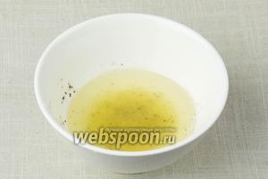 Сделать заправку: для этого в пиале смешать сок половины лимона, 4 ложки оливкового масла, соль и перец. Перемешать.