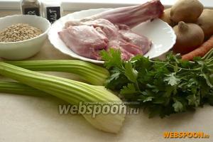 Для приготовления вам понадобятся: баранина, картофель, лук, морковь, стебли сельдерея, перловая крупа, соль, перец и зелень петрушки.