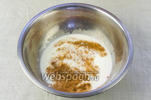 Молоко соединить со сливками, добавить корицу и кукурузный крахмал. Поставить на слабый огонь и не доводя до кипения, держать 5 минут, постоянно помешивая. Снять с огня и отставит в сторону.