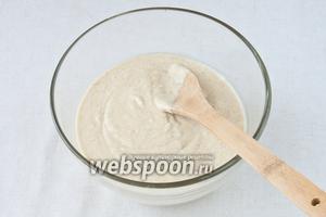 Смешиваем муку пшеничную и кукурузную, добавим соль, соду, лимонную кислоту и кефир. Тщательно перемешиваем и добавляем имбирь и топлёное масло. Консистенция должна быть как густая сметана.