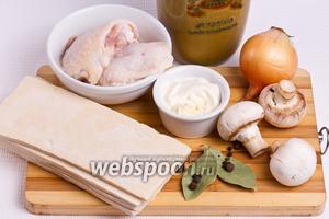 Основные ингредиенты: мясо, грибы, тесто слоёное, лук, перец, масло подсолнечное, перец горошком, майонез и сметана.