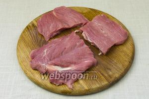 Вырезку разрезать на несколько частей, поперёк волокон. Каждый кусок надрезать ножом, но не до конца и развернуть.