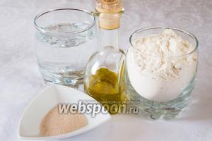 Чтобы приготовить фугас, необходимо взять муку, воду, дрожжи, оливковое масло, соль, кунжут, прованские травы.