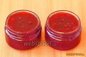 К смеси небольшими порциями (чтобы не прекращалось кипение) добавлять оставшийся сахар и варить джем при интенсивном кипении. Образующуюся пену собрать только в конце варки. Готовый джем расфасовать в стерилизованные банки. Крышки прокипятить, закрыть ими банки, перевернуть их вверх дном, укутать в одеяло и оставить до полного остывания.