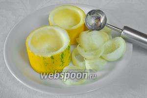 Нарезать цукини на порционные куски, вынуть середину, оставив дно у плода. Получить форму для начинки овощами.