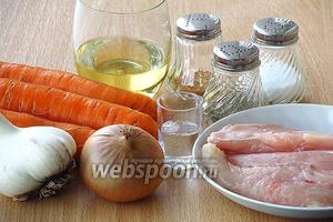 Для приготовления салата нужно взять свежую морковь, куриное филе, репчатый лук, чеснок, растительное масло, чёрный и красный молотый горький перец, уксус и соль.