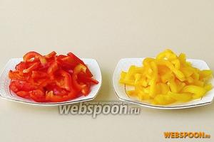 Стручки сладкого перца вымыть, очистить от плодоножек и семяносцев с семенами, после чего разрезать на 4 части и каждую четвертинку нарезать лапшой.