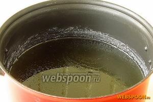 Сахар растворить в горячей воде, довести до кипения при постоянном помешивании и прокипятить в течение 2–3 минут. Затем раствор профильтровать через прокипяченную фланель или сложенную в 3–4 слоя марлю, снова довести до кипения и уварить на сильном огне на 1/4 объёма.