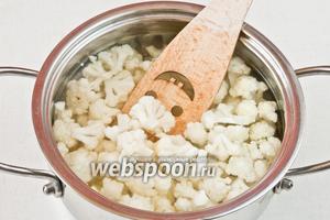 Когда вода закипит добавляем капусту и варим 2 минуты, затем выключаем огонь и оставляем под крышкой на 5 минут. Затем воду сливаем.