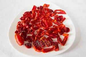 Накануне приготовить вяленые помидоры. Взять спелые мясистые помидоры. Нарезать на доли, очистить от семян и сока, разложить на противень, сушить на солнце, 30 минут в духовке 100 °С, снова на солнце.