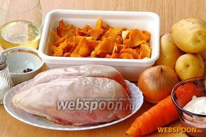 Для приготовления жаркого нужно взять куриное филе, свежие грибы (лисички, шампиньоны, опята), морковь, репчатый лук, картофель, растительное масло (для жарки), сметану, перец чёрный горошком и соль.