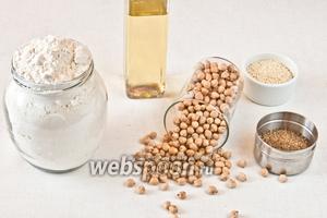 Для приготовления котлет нам понадобится нут, мука пшеничная, кунжут, растительное масло, чеснок и любимые специи. Я использовала кориандр, куркуму и чёрный перец.
