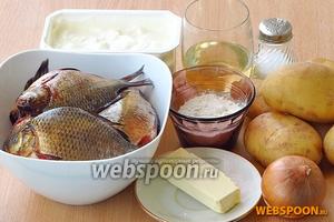 Для приготовления блюда нужно взять свежих карасей, картофель, репчатый лук, сметану, сливочное и растительное масло, муку, немного воды, молотый чёрный перец и соль.