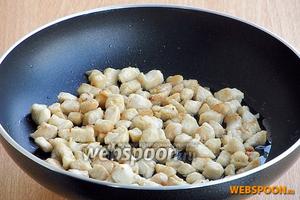 На сковороде разогреть подсолнечное масло, выложить в него подготовленное филе, обжарить до лёгкого подрумянивания и остудить.