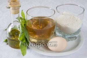 Чтобы приготовить блинчики со шпинатом, нам понадобятся: яйца, мука, вода, оливковое масло, соль, сахар, шпинат, светлое пиво.