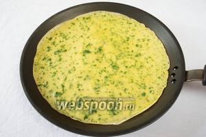 Разогретую сковороду смазать куском свиного сала и налить немного теста, равномерно распределив по кругу.